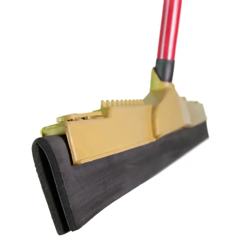 Rodo de borracha com cabo da marca Vassouras Garota, ideal para limpeza de pisos e superfícies.